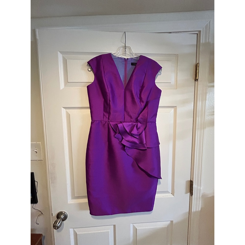 Carmen Marc Valvo Purple Ruffle Cocktail Dress Size 6 Sleeveless Sheath